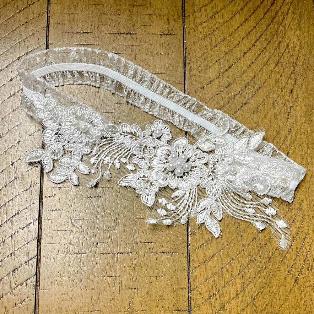 Wedding garter, white lace w/pearl beads NIP, approx 8.5” diameter, elastic band